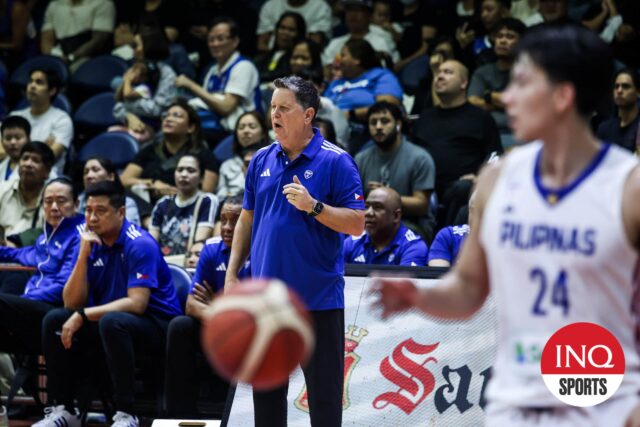 Tréner Gilas Pilipinas Tim Cone počas prípravného zápasu proti Macau Black Bears.