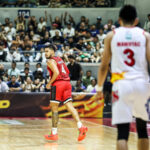 RJ Abarrientos z Barangay Ginebra Gin Kings počas zápasu s Rain or Shine Elasto Painters v semifinálovom zápase PBA Commissioner's Cup 2026.