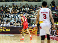 Ginebra berie hru 5 vs dážď alebo lesk, ale Tim Cone je opatrný RJ Abarrientos z Barangay Ginebra Gin Kings počas zápasu s Rain or Shine Elasto Painters v semifinálovom zápase PBA Commissioner's Cup 2026.