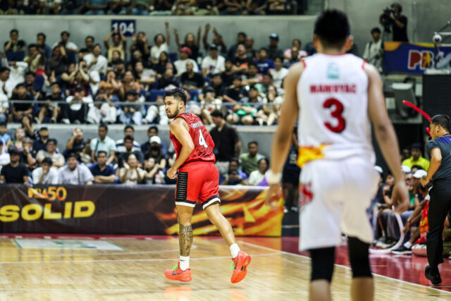 RJ Abarrientos z Barangay Ginebra Gin Kings počas zápasu s Rain or Shine Elasto Painters v semifinálovom zápase PBA Commissioner's Cup 2026. 