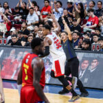 Import Barangay Ginebra Gin Kings Justin Brownlee počas zápasu v semifinále PBA Commissioner's Cup 2026 proti Rain or Shine Elasto Painters.