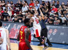Ginebra zdrží Rain or Shine a vyrovná semi série na 1-1 Import Barangay Ginebra Gin Kings Justin Brownlee počas zápasu v semifinále PBA Commissioner's Cup 2026 proti Rain or Shine Elasto Painters.