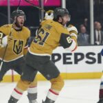 26. mája 2026; Las Vegas, Nevada, USA; Pravé krídlo Vegas Golden Knights Mark Stone (61) oslavuje gól proti brankárovi Colorada Avalanche MacKenziemu Blackwoodovi (39) počas prvej tretiny štvrtého zápasu finále Západnej konferencie play off o Stanleyho pohár 2026 v T-Mobile Arene. Povinný kredit: Stephen R. Sylvanie-Imagn Images