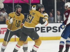 Golden Knights idú do finále pohára po dokončení lavíny 26. mája 2026; Las Vegas, Nevada, USA; Pravé krídlo Vegas Golden Knights Mark Stone (61) oslavuje gól proti brankárovi Colorada Avalanche MacKenziemu Blackwoodovi (39) počas prvej tretiny štvrtého zápasu finále Západnej konferencie play off o Stanleyho pohár 2026 v T-Mobile Arene. Povinný kredit: Stephen R. Sylvanie-Imagn Images