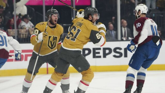 Golden Knights idú do finále pohára po dokončení lavíny 26. mája 2026; Las Vegas, Nevada, USA; Pravé krídlo Vegas Golden Knights Mark Stone (61) oslavuje gól proti brankárovi Colorada Avalanche MacKenziemu Blackwoodovi (39) počas prvej tretiny štvrtého zápasu finále Západnej konferencie play off o Stanleyho pohár 2026 v T-Mobile Arene. Povinný kredit: Stephen R. Sylvanie-Imagn Images