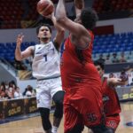 Juan Gomez de Liaño z FiberXers sa zblížil počas zápasu proti Blackwater Bossing v roku 2026 o pohár komisárov PBA.