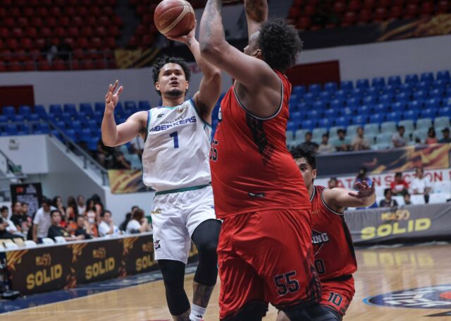 Juan Gomez de Liaño z FiberXers sa zblížil počas zápasu proti Blackwater Bossing v roku 2026 o pohár komisárov PBA.