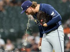 Grim moment MLB hviezda zvracia na ihrisku, keď sa prvýkrát objaví po dvoch rokoch Jonathan Heasley vzdal dve jazdy a trikrát zvracal v piatej smene