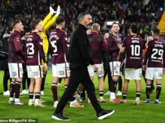 HEARTS 3 FALKIRK 0: Šampanské stále na ľade pre Hearts po ďalšej jazde na titulnej horskej dráhe Šéf Hearts Derek McInnes a jeho hráči Tynecastle sa dozvedia o neskorom góle Celticu v Motherwell