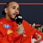 Hamilton ronil slzy nad titulom Arsenalu, keď jazdci vymenili časy na kolo za futbalový rozhovor