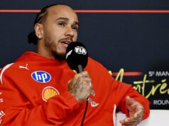 Hamilton ronil slzy nad titulom Arsenalu, keď jazdci vymenili časy na kolo za futbalový rozhovor Hamilton ronil slzy nad titulom Arsenalu, keď jazdci vymenili časy na kolo za futbalový rozhovor