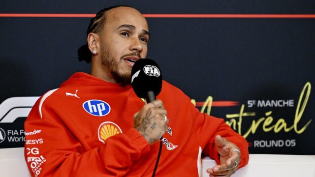 Hamilton ronil slzy nad titulom Arsenalu, keď jazdci vymenili časy na kolo za futbalový rozhovor
