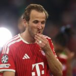 MNÍCHOV, NEMECKO - 6. MÁJ: Harry Kane z FC Bayern Mníchov vyzerá skľúčene po tom, čo jeho tím vypadol z Ligy majstrov UEFA po semifinálovom zápase druhej časti Ligy majstrov UEFA 2025/26 medzi FC Bayern Mníchov a Paríž Saint-Germain vo Football Arena Mníchov 6. mája 2026 v nemeckom Mníchove. (Foto: Adam Pretty/Getty Images)