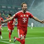 Harry Kane oslavuje po tom, čo zamieril v úvodnom zápase počas finále nemeckého pohára Bayernu Mníchov 3:0 nad Stuttgartom