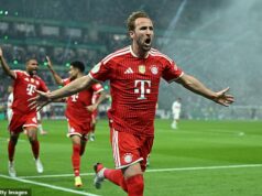 Harry Kane získal svoju druhú trofej v sezóne po tom, čo hviezda Bayernu Mníchov zasiahla HAT-TRIK vo finále Nemeckého pohára – kapitán Anglicka poslal varovanie z majstrovstiev sveta rivalom Three Lions Harry Kane oslavuje po tom, čo zamieril v úvodnom zápase počas finále nemeckého pohára Bayernu Mníchov 3:0 nad Stuttgartom