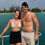 Harry Maguire visel na slnku so svojou ženou Fern po tom, čo sa mu v Anglicku uľavilo