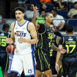 Meralco Bolts importuje Patricka Gardnera počas zápasu proti TNT Tropang 5G v semifinálovom zápase PBA Commissioner's Cup 2026 Game 4.