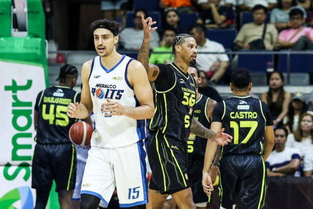 Meralco Bolts importuje Patricka Gardnera počas zápasu proti TNT Tropang 5G v semifinálovom zápase PBA Commissioner's Cup 2026 Game 4.