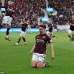 Stredopoliar Hearts Cammy Devlin oslavuje svoj gól pri výhre 3:0 nad Falkirkom