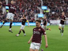 Hearts bude navždy strašiť, ak stratia titul s najhorším tímom Celticu za posledné roky Stredopoliar Hearts Cammy Devlin oslavuje svoj gól pri výhre 3:0 nad Falkirkom