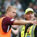 Harry Milne sa rozpráva so stewardom počas zápasu William Hill Premiership medzi Celticom a Hearts