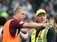 Hearts jasne žiadajú v zúrivom vyhlásení po tom, čo hráči „napadli“ v keltskom chaose Harry Milne sa rozpráva so stewardom počas zápasu William Hill Premiership medzi Celticom a Hearts