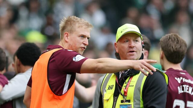 Harry Milne sa rozpráva so stewardom počas zápasu William Hill Premiership medzi Celticom a Hearts