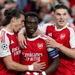 Bukayo Saka z Arsenalu oslavuje so svojimi spoluhráčmi po strelení gólu na svojich stranách