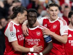 Hodnotenie hráčov Arsenalu verzus Atletico Madrid ako hviezda 9/10 svieti a Saka si zaisťuje konečné miesto Bukayo Saka z Arsenalu oslavuje so svojimi spoluhráčmi po strelení gólu na svojich stranách