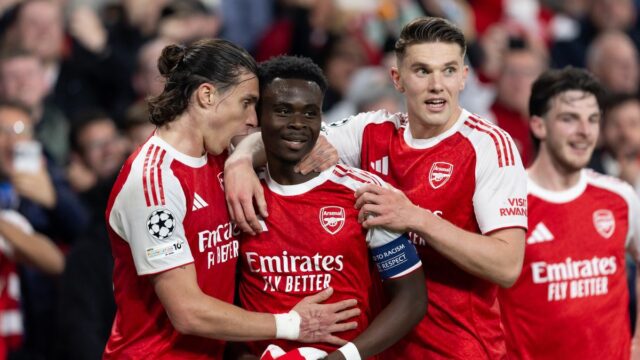 Bukayo Saka z Arsenalu oslavuje so svojimi spoluhráčmi po strelení gólu na svojich stranách