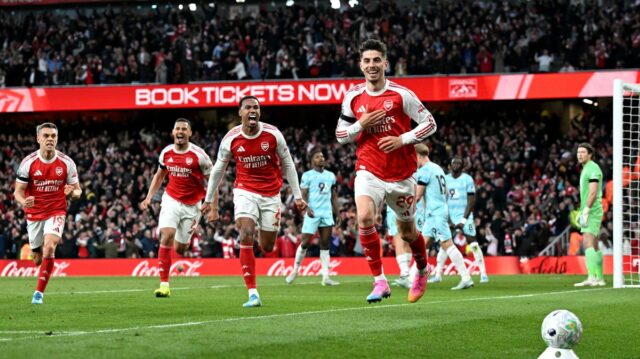 Declan Rice a Mikel Arteta počas hry