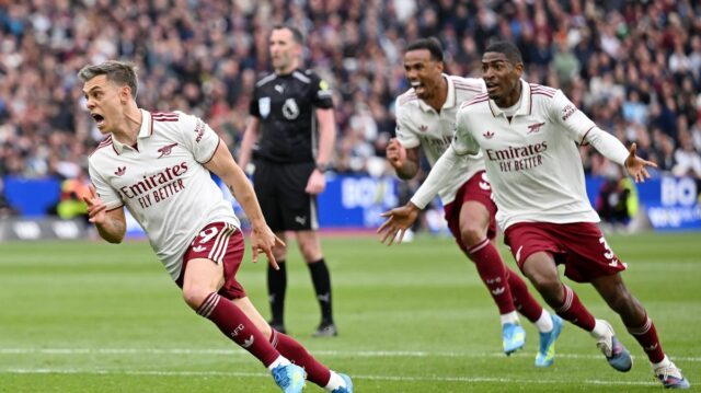 Leandro Trossard z Arsenalu oslavuje gól proti West Hamu
