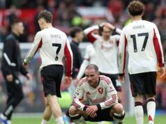 Hodnotenie hráčov Liverpoolu vs. Man Utd: 5/10 trpí, pretože Reds nedokázali poraziť Old Trafford Skupina futbalistov na ihrisku, pričom jeden hráč kľačí a zdá sa, že sa rozpráva s druhým. Hráči majú oblečené biele a čierne uniformy a na pozadí je rozmazaný dav divákov.