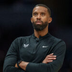 Charlotte Hornets vo štvrtok predĺžili zmluvu hlavnému trénerovi Charlesovi Leemu po sezóne NBA, v ktorej tím zlepšil svoje celkové víťazstvo o 25 zápasov.