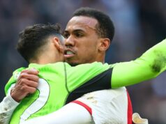 Hráč sezóny Premier League v užšom výbere ako eso súpera Man Utd Arsenalu Gabriel oslavuje s brankárom Arsenalu Davidom Rayom