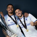 Emi Buendia z Aston Villa FC oslavuje s trofejou pre víťaza