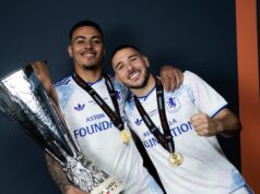 Hrdina Aston Villy odhaľuje odmietnutie prestupu po ukončení dvojročného boja víťazstvom v Európskej lige Emi Buendia z Aston Villa FC oslavuje s trofejou pre víťaza