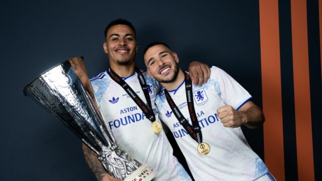 Hrdina Aston Villy odhaľuje odmietnutie prestupu po ukončení dvojročného boja Emi Buendia z Aston Villa FC oslavuje s trofejou pre víťaza