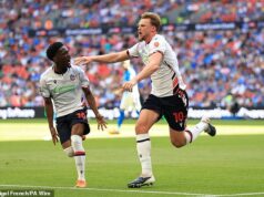 Hrdina nad hlavou! Bolton vyhral postup na Championship s doteraz najlepším gólom v play-off – ale nie bez kontroverzie VAR pre pritiahnutie za vlasy pri víťazstve 4:1 nad Stockportom Sam Dalby vryl svoje meno do folklóru Boltona Wanderersa kopom nad Stockport County, aby poslal svoju stranu na šampionát.