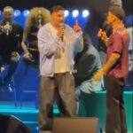 Izak Rankine sa na pódiu pripojil k Guyovi Sebastianovi, aby predviedli improvizovaný duet She Will Be Loved od Maroon 5.