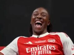 Hviezda Arsenalu Eberechi Eze sa smeje fanúšikovi Man City po zisku titulu, ktorý prevrátil príbeh o „fľaške“ Eberechi Eze sa smeje