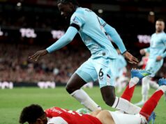 Hviezda Arsenalu Piero Hincapi blázon v plnej paráde po zahanbujúcej chybe šatníka proti Burnley Hviezda Arsenalu Piero Hincapi blázon v plnej paráde po zahanbujúcej chybe šatníka proti Burnley