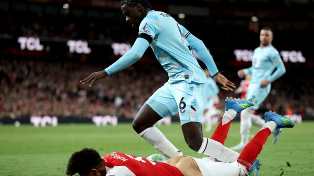Hviezda Arsenalu Piero Hincapi blázon v plnej paráde po zahanbujúcej chybe šatníka proti Burnley
