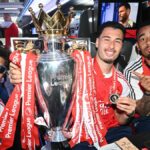 Piero Hincapie, Gabriel Martinelli a Gabriel Jesus z Arsenalu ako tréner tímu po zápase Premier League medzi Crystal Palace a Arsenalom v Selhurst Parku 24. mája 2026 v Londýne, Anglicko