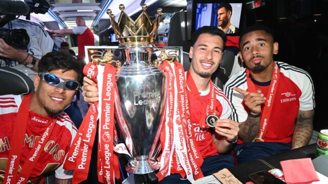 Piero Hincapie, Gabriel Martinelli a Gabriel Jesus z Arsenalu ako tréner tímu po zápase Premier League medzi Crystal Palace a Arsenalom v Selhurst Parku 24. mája 2026 v Londýne, Anglicko