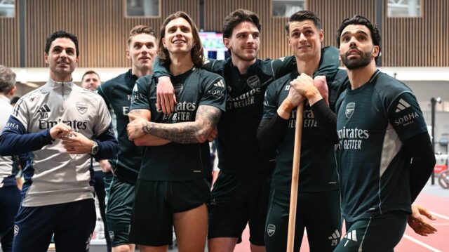 Hviezda Arsenalu, ktorá kedysi stála 72 miliónov libier, riskuje, že Manažér Arsenalu Mikel Arteta, Viktor Goykeres, Riccardo Calafiori, Declan Rice, Kepa Arrizabalaga a David Raya počas tréningu v Sobha Realty Training Center