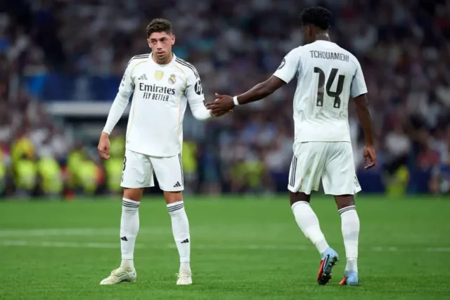 Hviezda Barcelony: Real Madrid mal suspendovať Tchouaméniho za súboj s Valverdem

