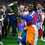 Evann Guessand oslavuje víťazstvo v Európskej konferenčnej lige s Crystal Palace