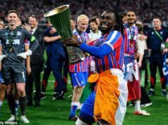 Hviezda Crystal Palace tvorí európsku históriu tým, že sa stala prvým hráčom, ktorý zaznamenal neuveriteľný úspech Evann Guessand oslavuje víťazstvo v Európskej konferenčnej lige s Crystal Palace