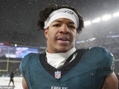 Hviezda Eagles bola zatknutá a uvrhnutá do väzenia za jazdu rýchlosťou 137 mph v zóne 70 mph v poslednom šoku mimo sezóny NFL… po tom, čo si fanúšikovia mysleli, že jeho strela je AI! Hviezdu Eagles Nolana Smitha Jr. minulý týždeň zatkli za prekročenie rýchlosti a bezohľadnú jazdu